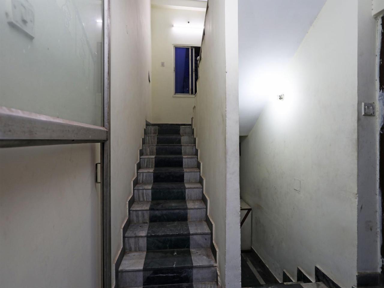 Oyo 13906 Vinita Inn Santragachi Buitenkant foto