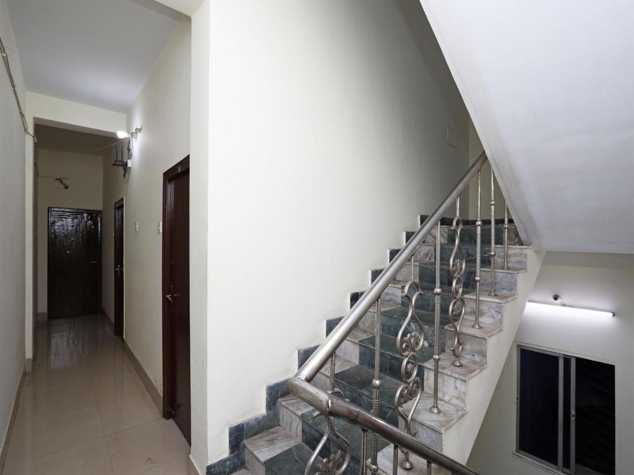 Oyo 13906 Vinita Inn Santragachi Buitenkant foto